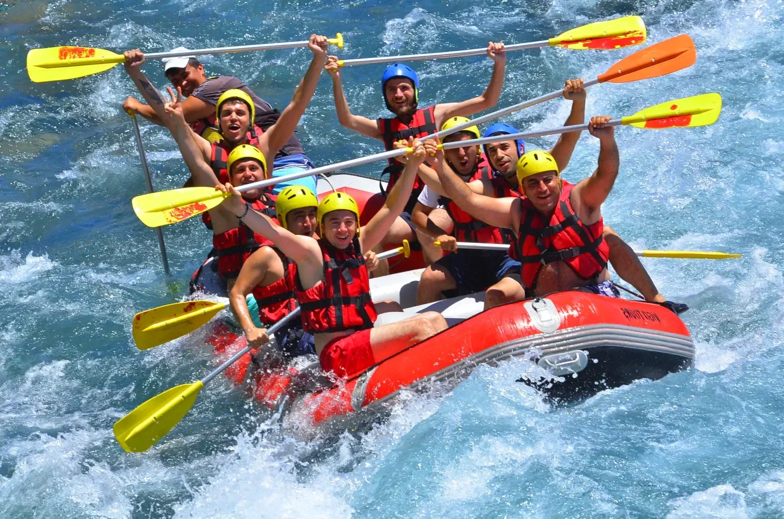 Turkuaz nehirde akıntıya giren rafting botu