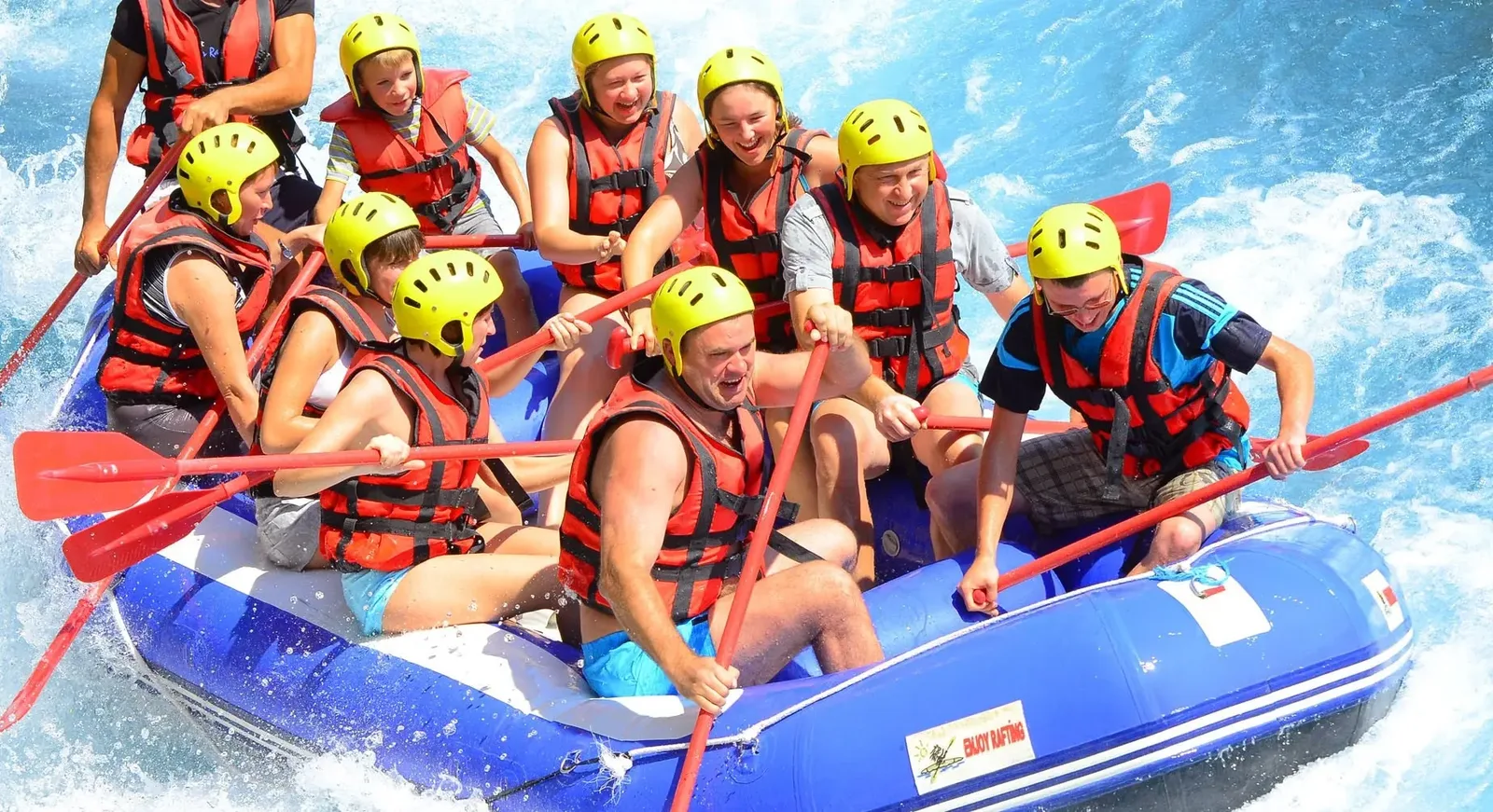 Aileler ve çocuklarla mavi rafting botu